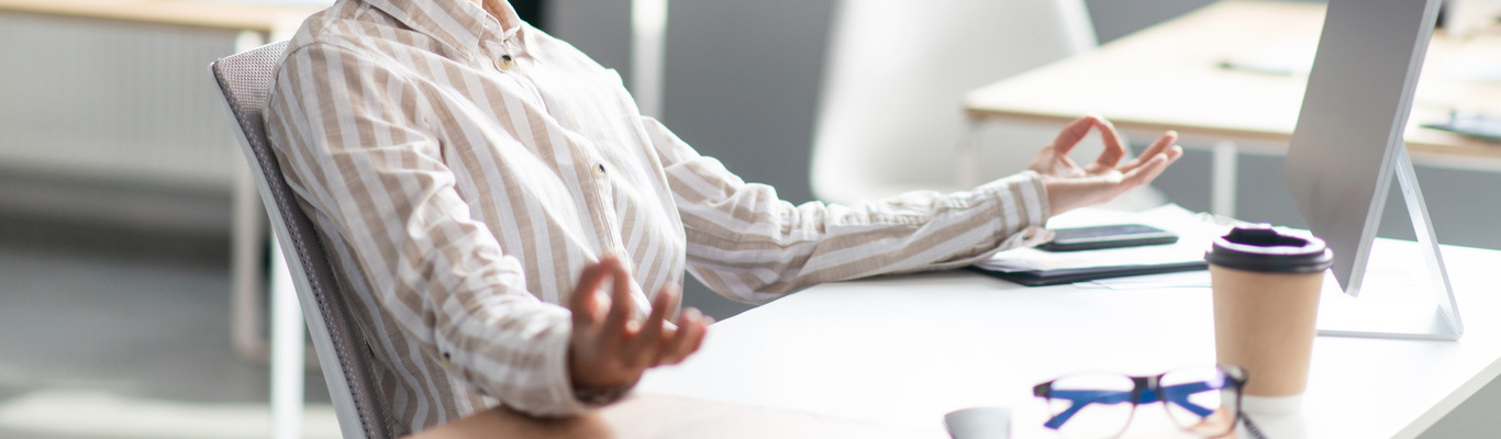 employee bureau posture zen bras ouverts et pouces et index joints 